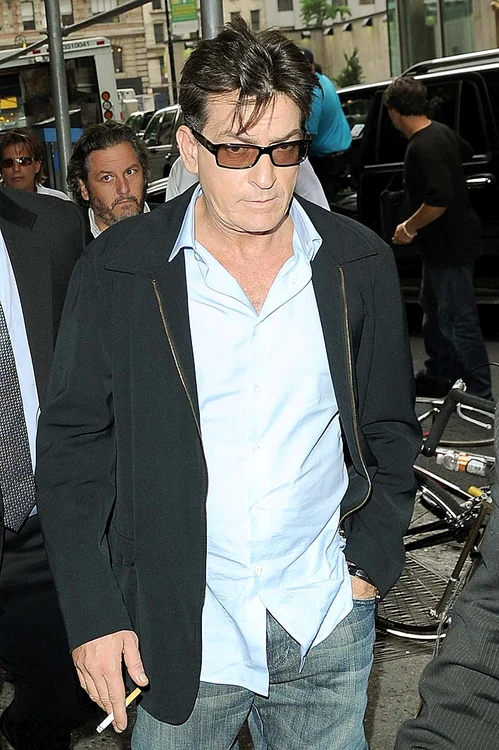 
    Charlie Sheen a ţinut secret faptul că a fost diagnosticat  u o formă rară de cancer la gâtFoto: Guliver/Splashnews  