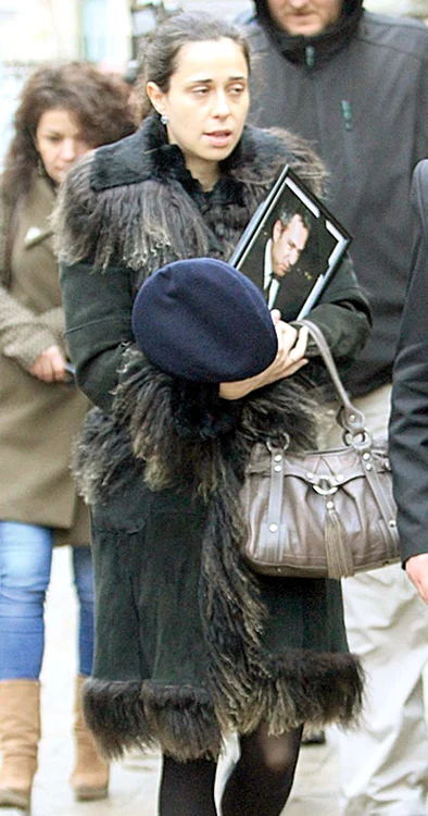 Irina (30 de ani) locuieşte în Franţa, alături de mama ei, prima soţie a lui Iovan