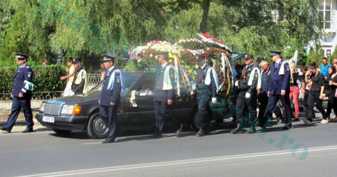 Maşina mortuară a fost flancată de mai mulţi poliţişti, colegi ai lui Viorel Peiu