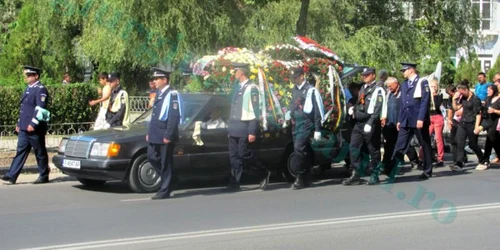 Maşina mortuară a fost flancată de mai mulţi poliţişti, colegi ai lui Viorel Peiu