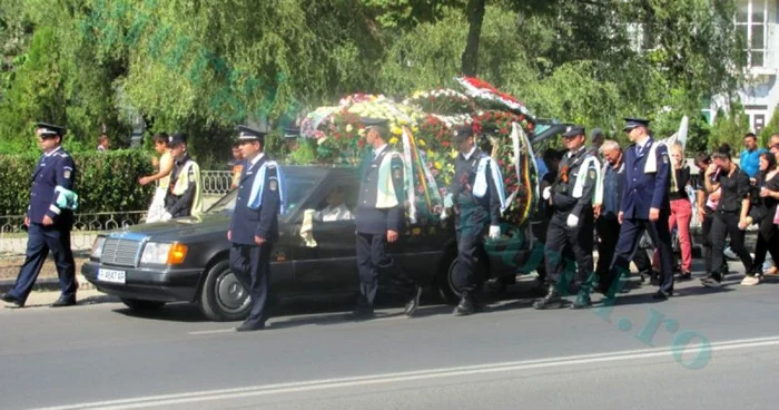 Maşina mortuară a fost flancată de mai mulţi poliţişti, colegi ai lui Viorel Peiu