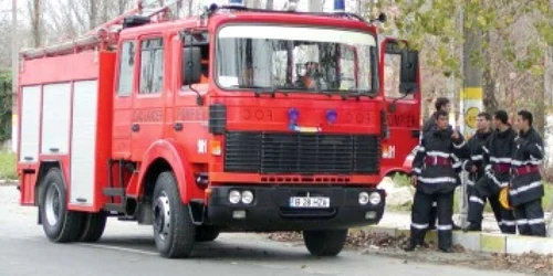 Bacău: Pompierii au transportat apă în satele lovite de secetă