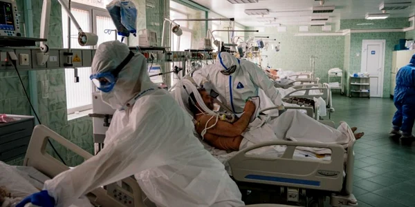 Medici pacient coronavirus COVID 19 pandemie spital terapie intensivă FOTO AFP / Dimitar Dilkoff
