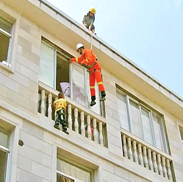 
    Aşa a stat copilul agăţat  