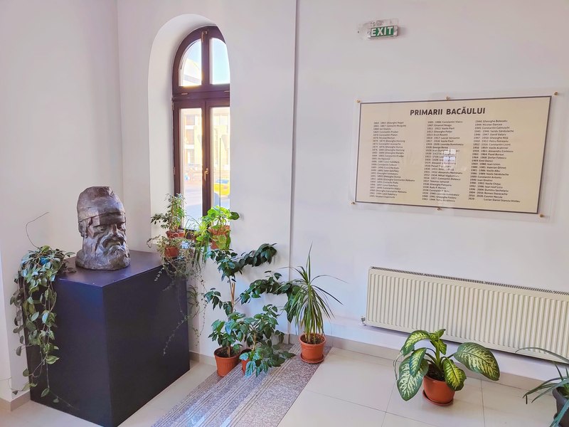 De Ziua Culturii Naționale și a lui Mihai Eminescu, edilii din Bacău au pus capul lui Decebal la Starea Civilă. „Model de bărbăție și curaj“