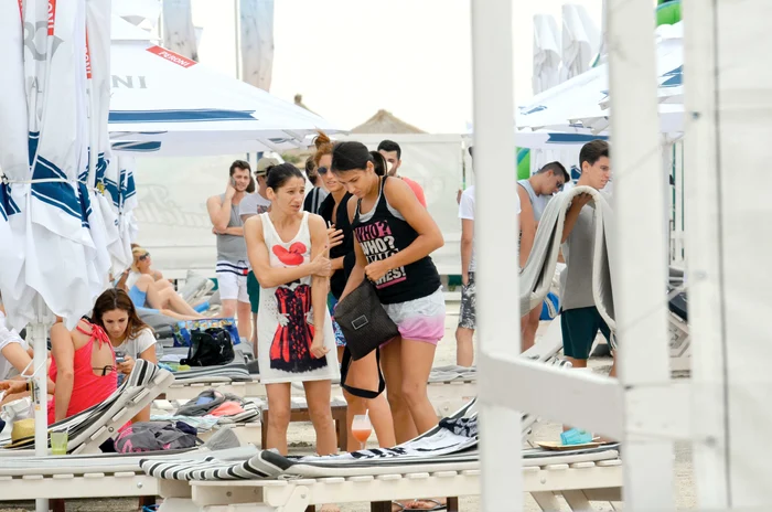Cristina Vărzaru şi Cristina Neagu au vrut să stea la plajă însă norii le-au trimis la hotelFoto: Alex Muscaliu