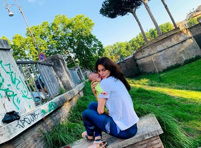 
    Albul, simbolul purității, a predominat la botezul micuței Caroline LeonFoto: arhivă personală  