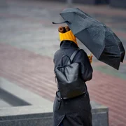 Meteo - vant - ploaie - umbrela FOTO Shutterstock