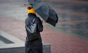 Meteo - vant - ploaie - umbrela FOTO Shutterstock
