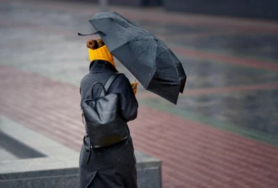 Meteo - vant - ploaie - umbrela FOTO Shutterstock