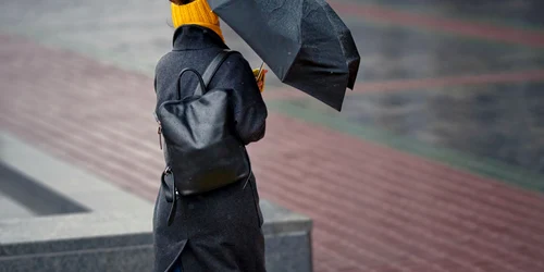 Meteo - vant - ploaie - umbrela FOTO Shutterstock