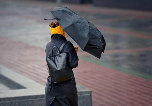 Meteo - vant - ploaie - umbrela FOTO Shutterstock