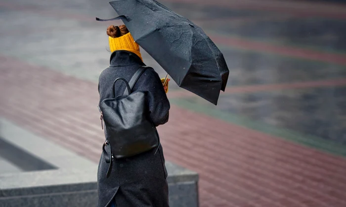 Meteo - vant - ploaie - umbrela FOTO Shutterstock