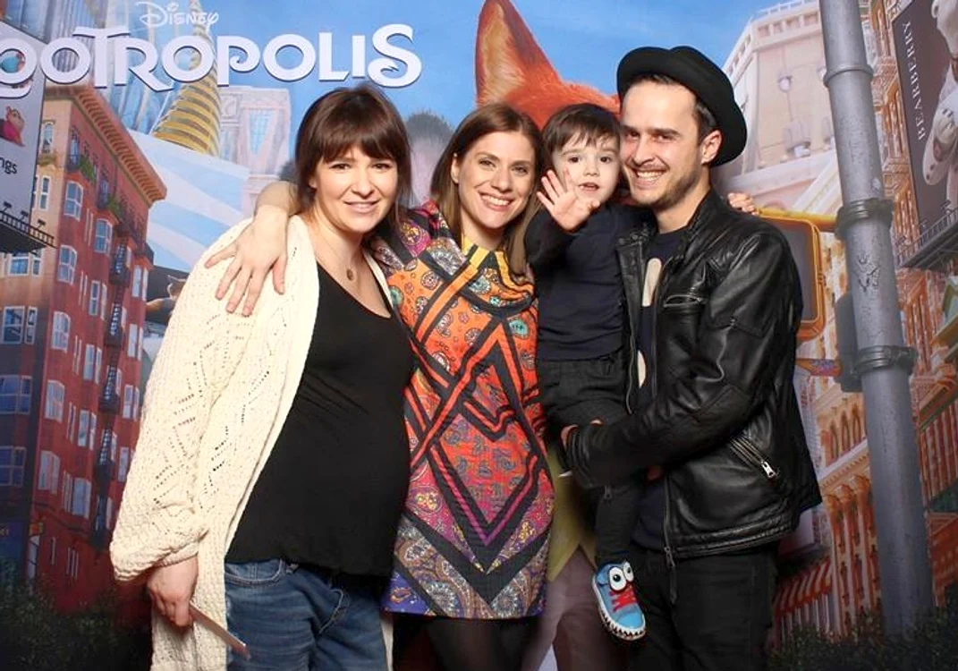 
    Roxana Copoţ şi-a plimbat burtica la film, alături de familia eiFoto: Forum Film  