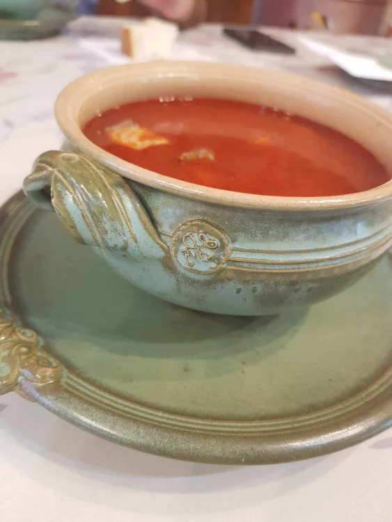 Mâncarea este servită în vase speciale FOTO Claudia Untaru 