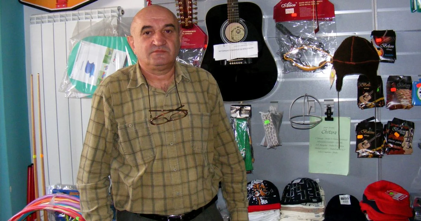 Ştefan Giulvezan lucrează de 30 de ani într-un magazin cu instrumente muzicale româneşti 