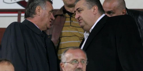 Conducerea alb-violeţilor caută soluţii pentru atac