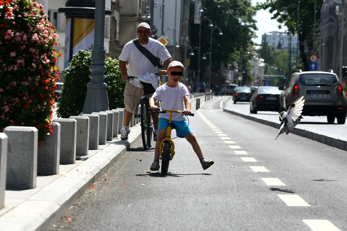 Lucrările de amenajare a trotuarelor și a pistei de biciclete au fost inaugurate în noiembrie 2014, cu două luni întârziere (foto: Click!)
