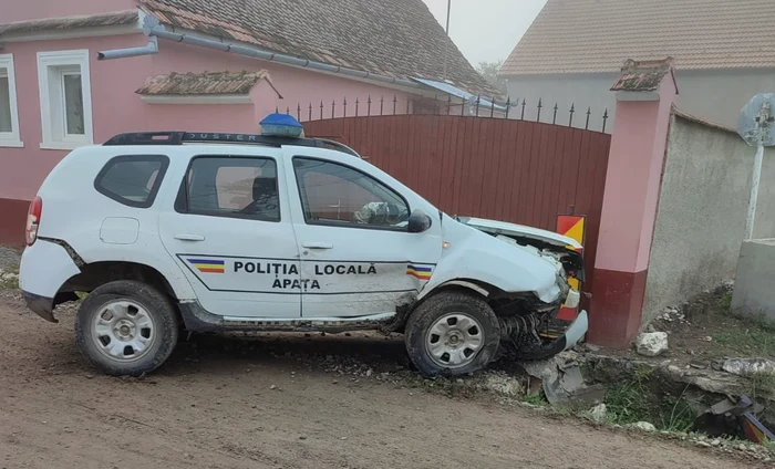 Mașina Poliției Locale din Apața a fost avariată de un tânăr din localitate FOTO Observator Apața