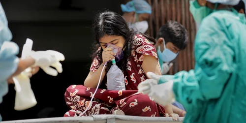 Criza de oxigen din india O pacientă e ajutată să respire de cadrele medicale din Kolkata FOTO EPA-EFE