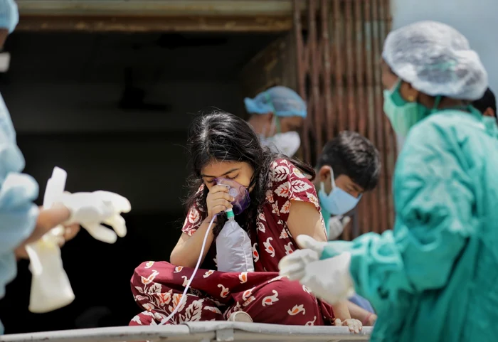 Criza de oxigen din india O pacientă e ajutată să respire de cadrele medicale din Kolkata FOTO EPA-EFE