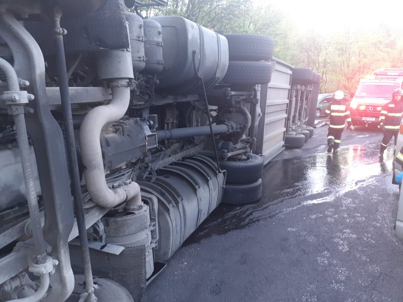 Traficul blocat pe Dealul Negru, de un TIR răsturnat. Soția și copiii șoferului, duși la spital