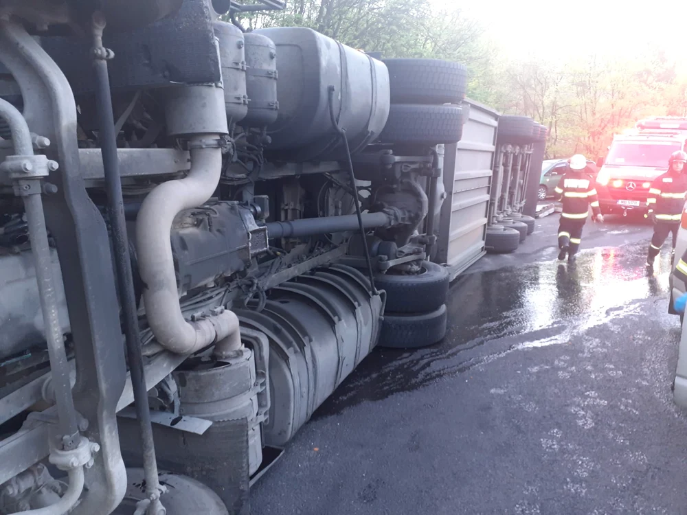 TIR răsturnat pe DN7 Dealul Negru în Vâlcea cu trei victime Foto ISU Vâlcea 