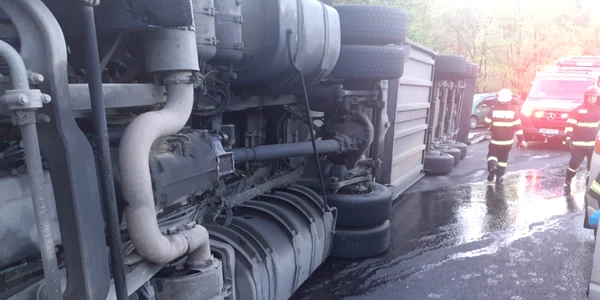 TIR răsturnat pe DN7 Dealul Negru în Vâlcea cu trei victime Foto ISU Vâlcea