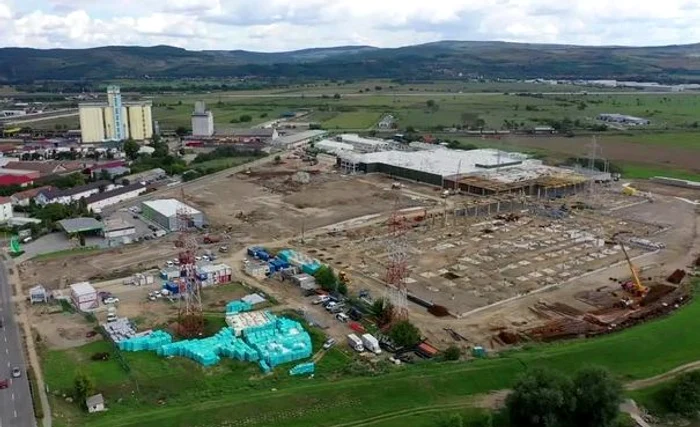 Investitorii au început construirea noului mall FOTO alba24.ro