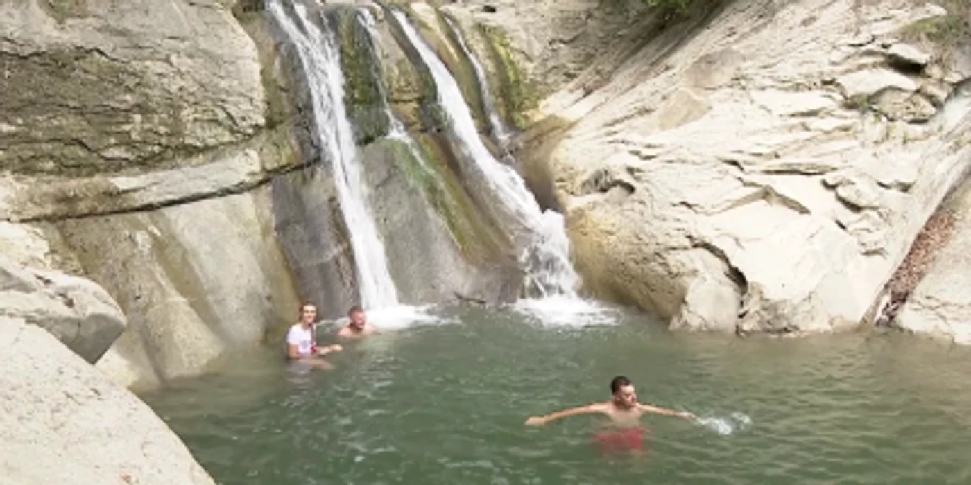 Cascada a devenit şi loc de scăldat Foto I.B.