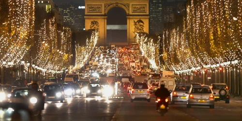 champs elysees noapte lumini reuters