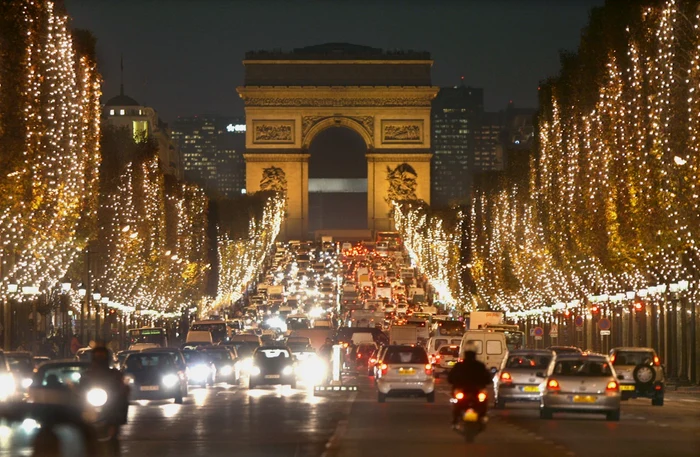 Champs-Elysees ar putea rămâne în întuneric. FOTO: Reuters