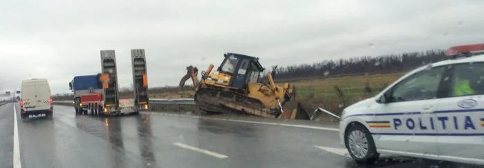 Un echipaj de poliție a ajuns la fața locului pentru a dirija circulația