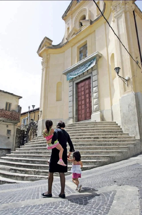 Tânără mamă din San Luca, în haine de doliu (august 2007)