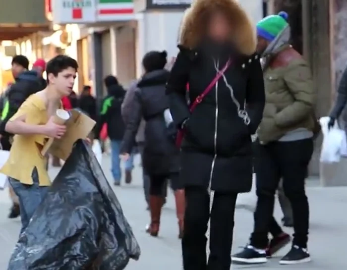Copilul nu a fost băgat în seamă de nimeni timp de două orecaptură: YouTube