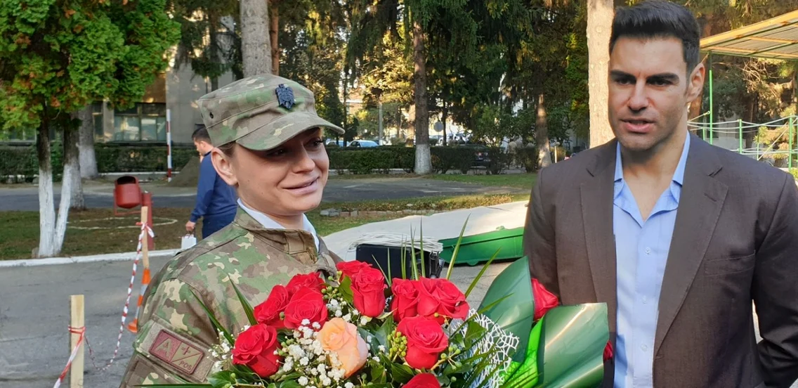 Cerere în căsătorie la depunerea jurământului de credinţă faţă de ţară la o unitate de geniu din Râmnicu Vâlcea Foto Florin Epure