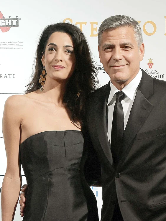Amal Alamuddin şi George Clooney formează un cuplu de un an de zile