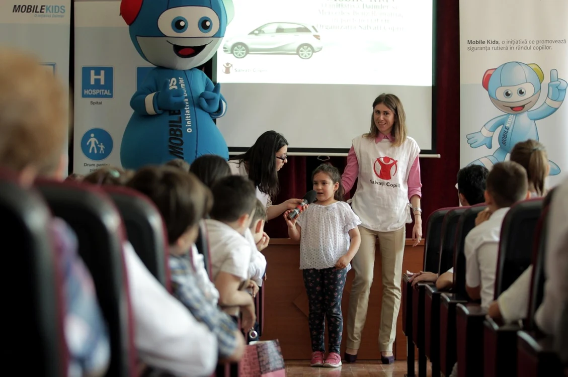 Elevii claselor I-IV învaţă ce înseamnă să fii educat în trafic.