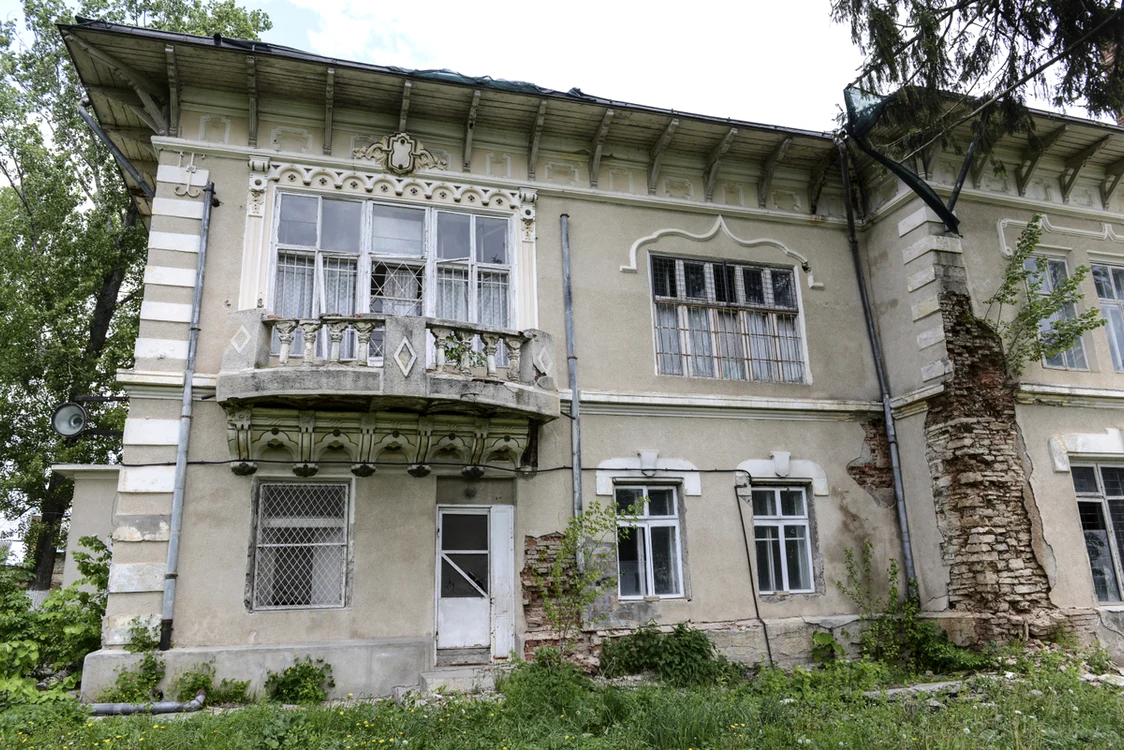 În timp, conacul s-a degradat continuu FOTO MonumenteNeamț.ro