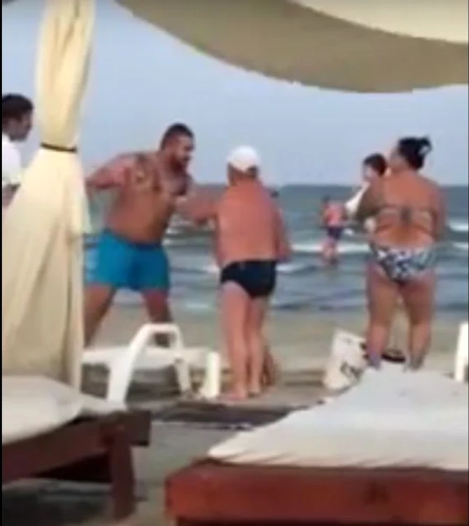 
    Imaginile cu turista bătută pe plajă la Mamaia au oripilat o țară întreagăFoto: captură Youtube  