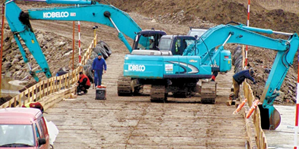 Până la obţinerea avizelor, constructorul lucrează la drumurile tehnice, de acces. 