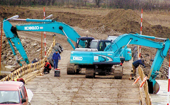 Până la obţinerea avizelor, constructorul lucrează la drumurile tehnice, de acces. 