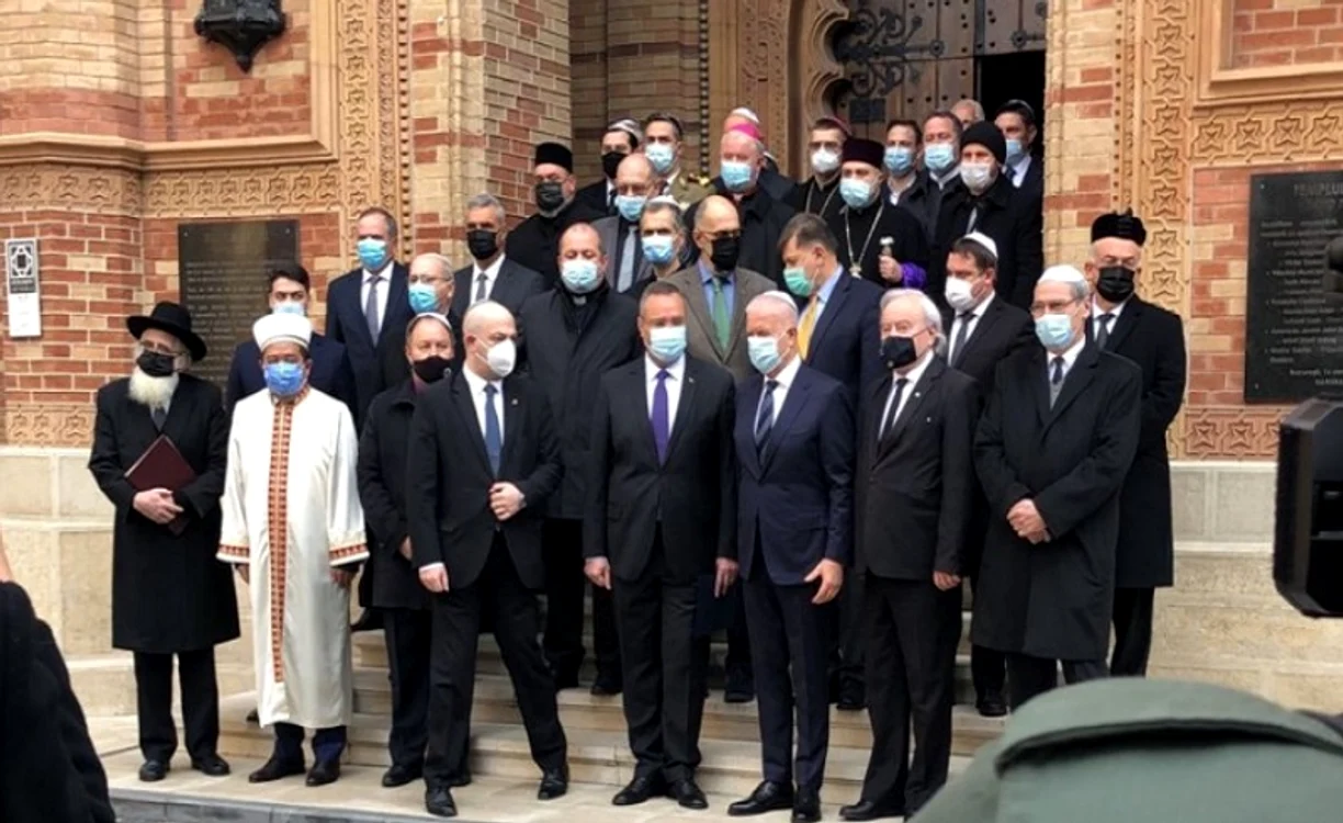 
    După întâlnire, reprezentanții Cultelor s-au pozat cu premierul Nicolae Ciucă și ministrul Sănătății Alexandru RafilaFoto: cursdeguvernare.ro  