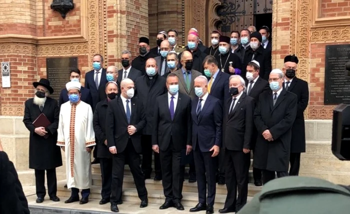 
    După întâlnire, reprezentanții Cultelor s-au pozat cu premierul Nicolae Ciucă și ministrul Sănătății Alexandru RafilaFoto: cursdeguvernare.ro  