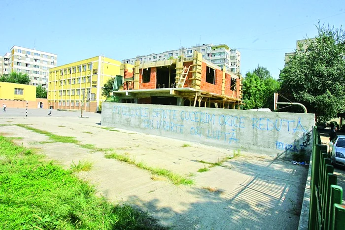 Copiii şi profesorii trebuie să suporte zilnic zgomotul şantierului