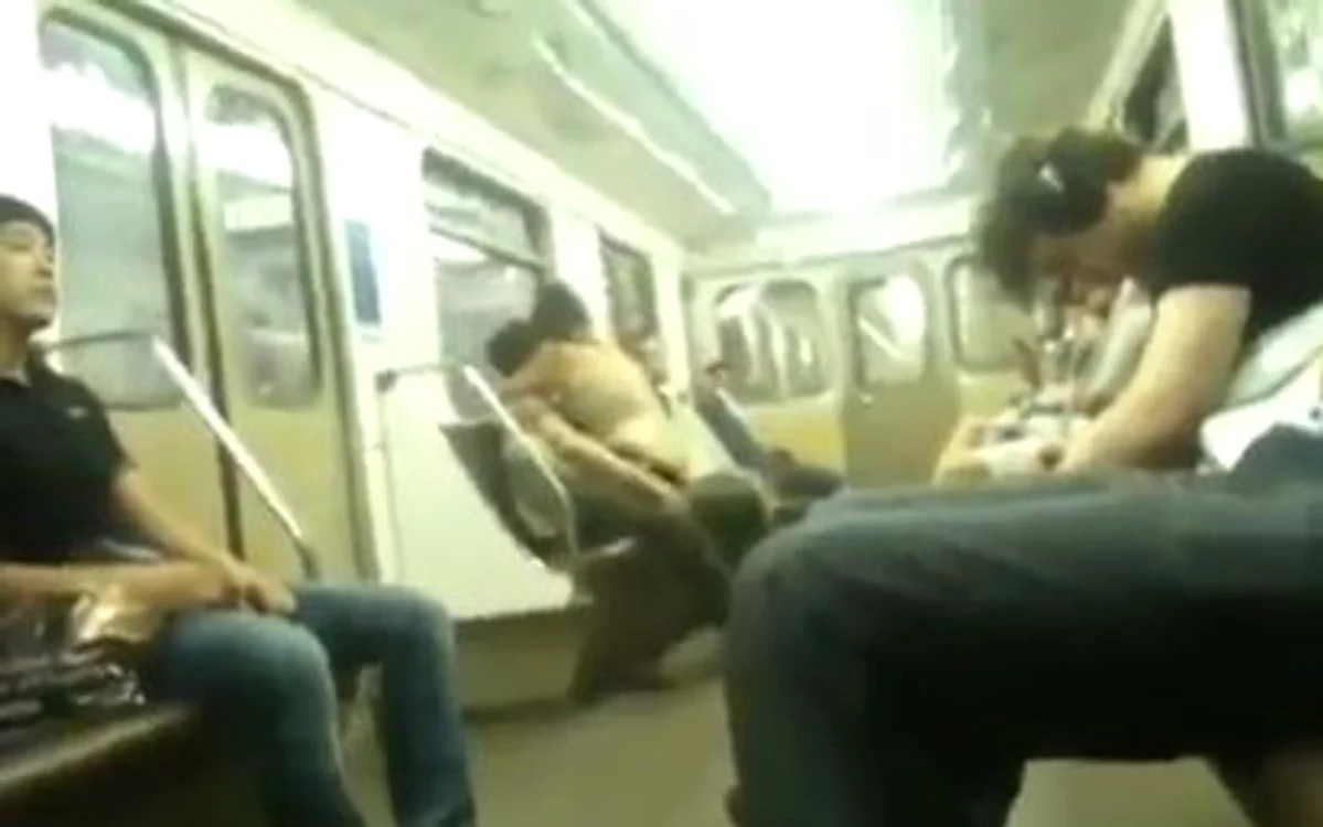 Cei doi amorezi au confundat metroul cu propriul dormitor