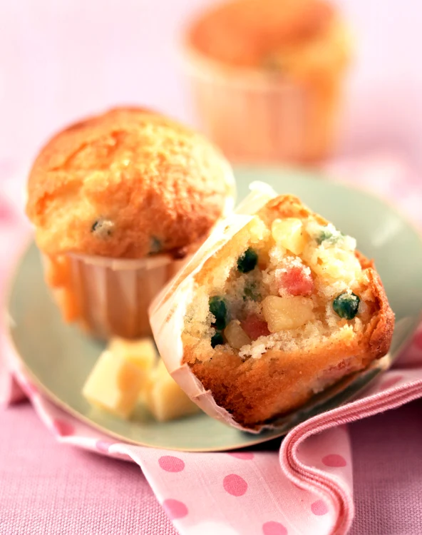 
    Brioşe cu şuncă şi mazăre  