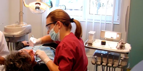 Pensionarii vor primi reduceri la stomatologie/Arhivă