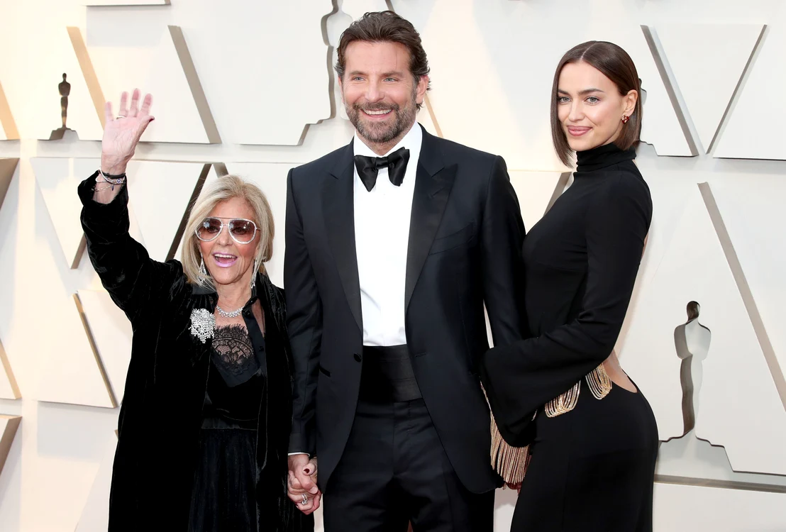 
    Bradley Cooper a mers la Oscar 2019 alături de cele mai importante femei din viața sa: mama și iubitafoto: Profimedia  
