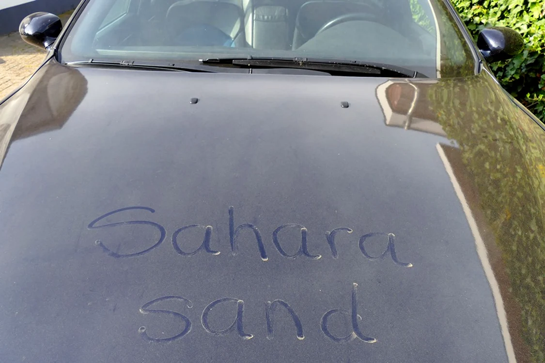 Praful saharian a acoperit maşinile oamenilor